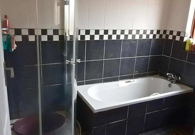5 Bedroom Property for Sale in Fairview Western Cape